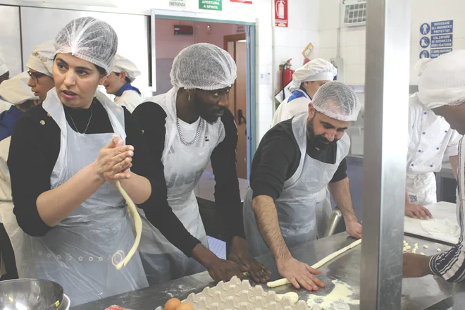 Giovani che imparano a cucinare